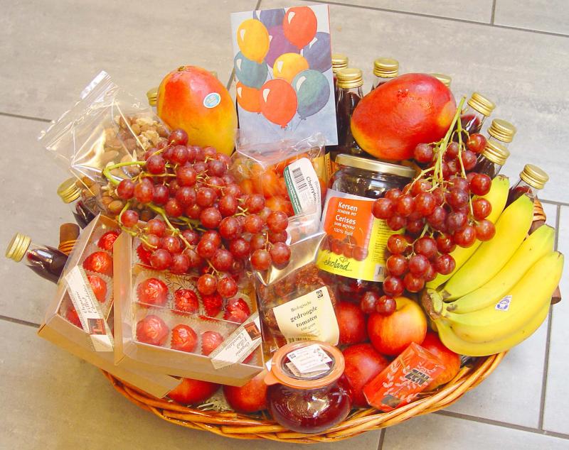 Foto 3: Luxe fruitmand 'Roodmand' met veel rood fruit, sap en noten.