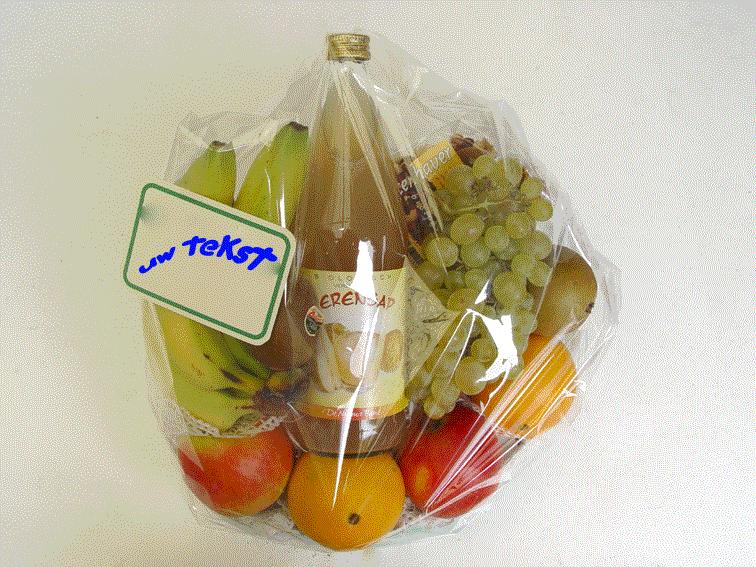 Foto 1: Eenvoudige fruitmand: Geen mand - Vers biologisch fruit - Fles met vruchtensap - Netjes in plastic als kado verpakt.