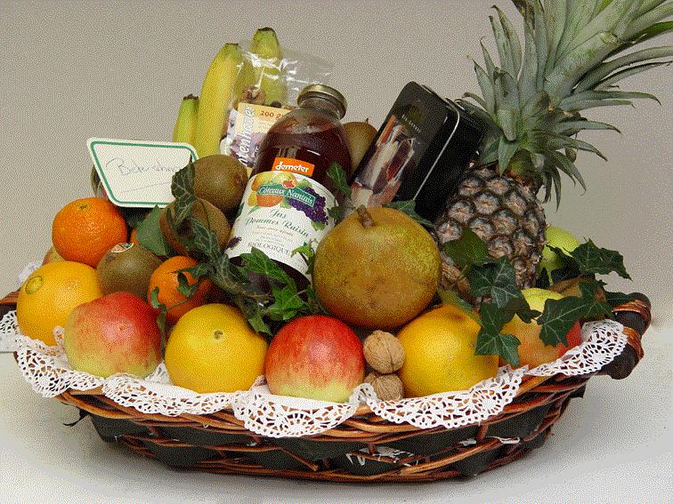 Foto 2: Zeer luxe fruitmand: Vers biologisch fruit, ook exotisch fruit, noten en een fles met vruchtensap.