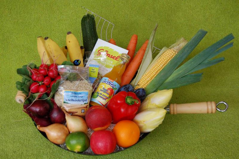 Foto 6: Luxe fruitmand 'Groenten'. Wok met daarin diverse soorten biologische seizoens groenten, rijst en een fles vruchtensap.